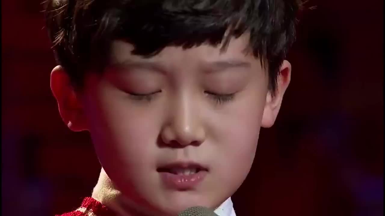 音乐大师课:10岁男孩演唱《龙的传人》,童声也可以慷慨激昂,赞