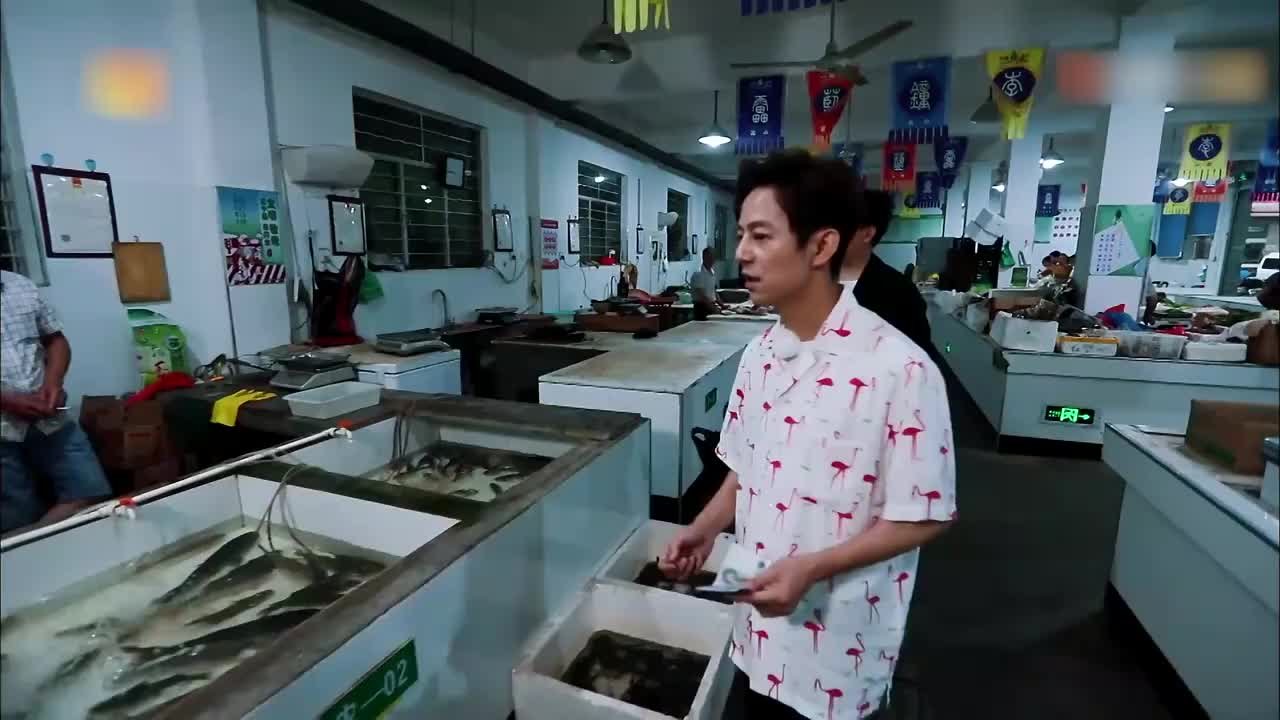 向往的生活:何炅市场买菜,听到帝王蟹120块一斤呆了