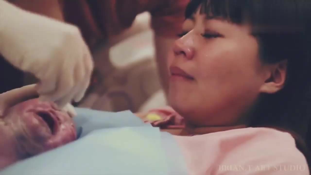 产房实录产妇顺产生女的瞬间,看完更懂妈妈的牺牲是多么伟大!