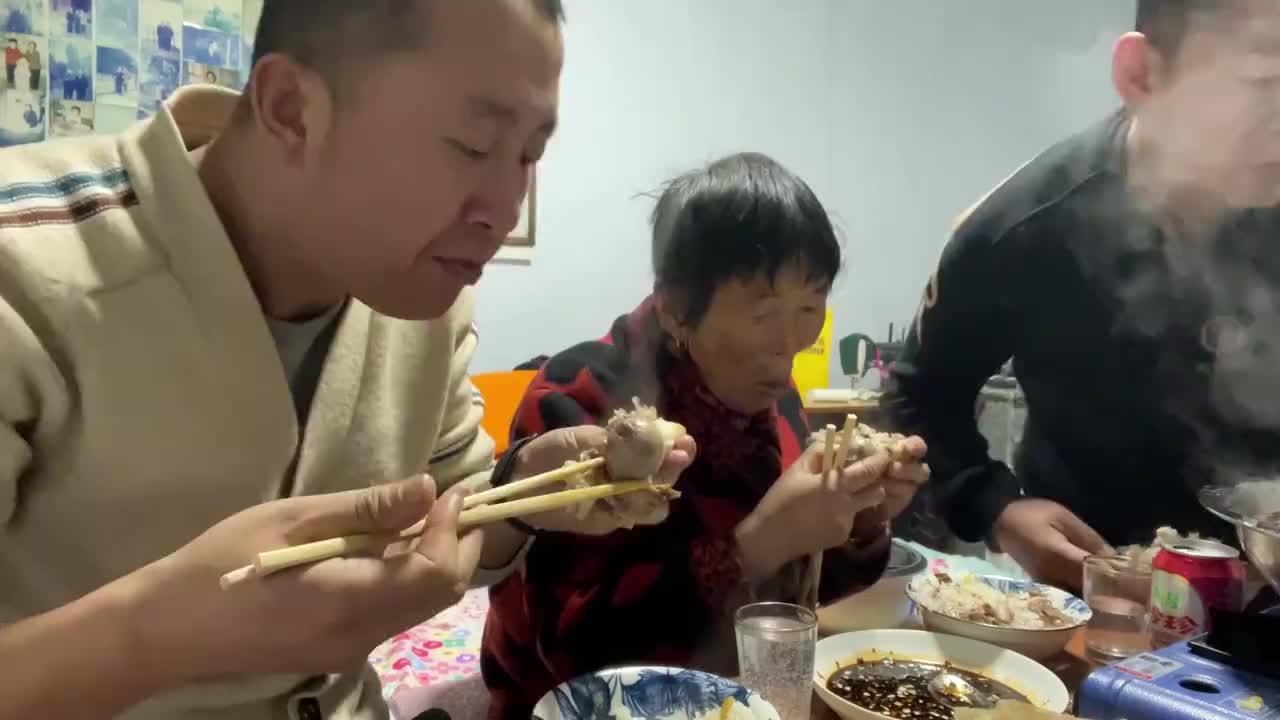 大彭去蹭饭,朋友炖了一锅大骨头酸菜,骨肉软烂,香味十足,好吃