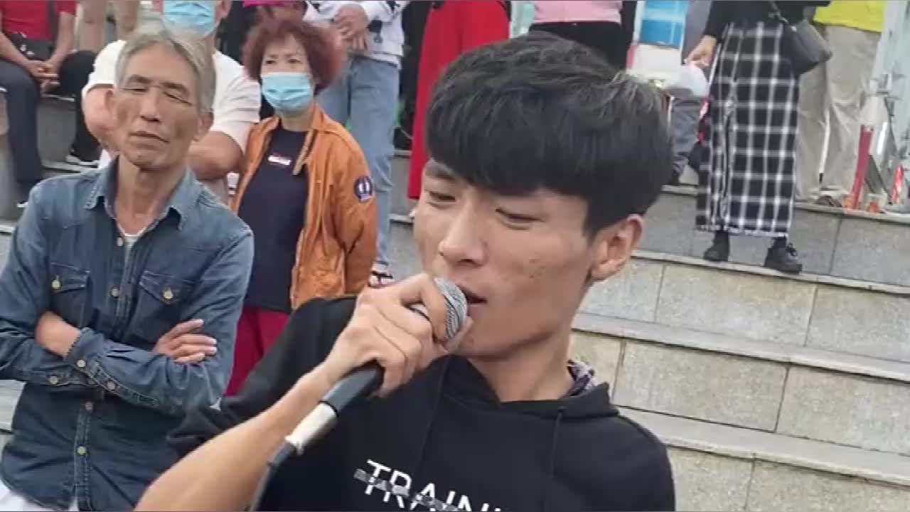 网络歌手王亮翻唱一首《可可托海的牧羊人》唱的真好听!