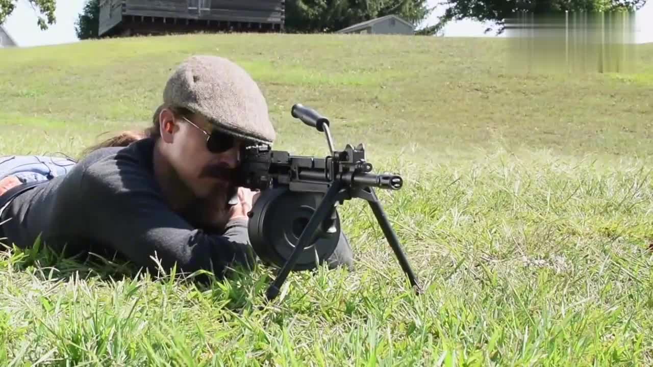 ultimax100 mk3型轻机枪,采用弹鼓供弹射击,后坐力真小!