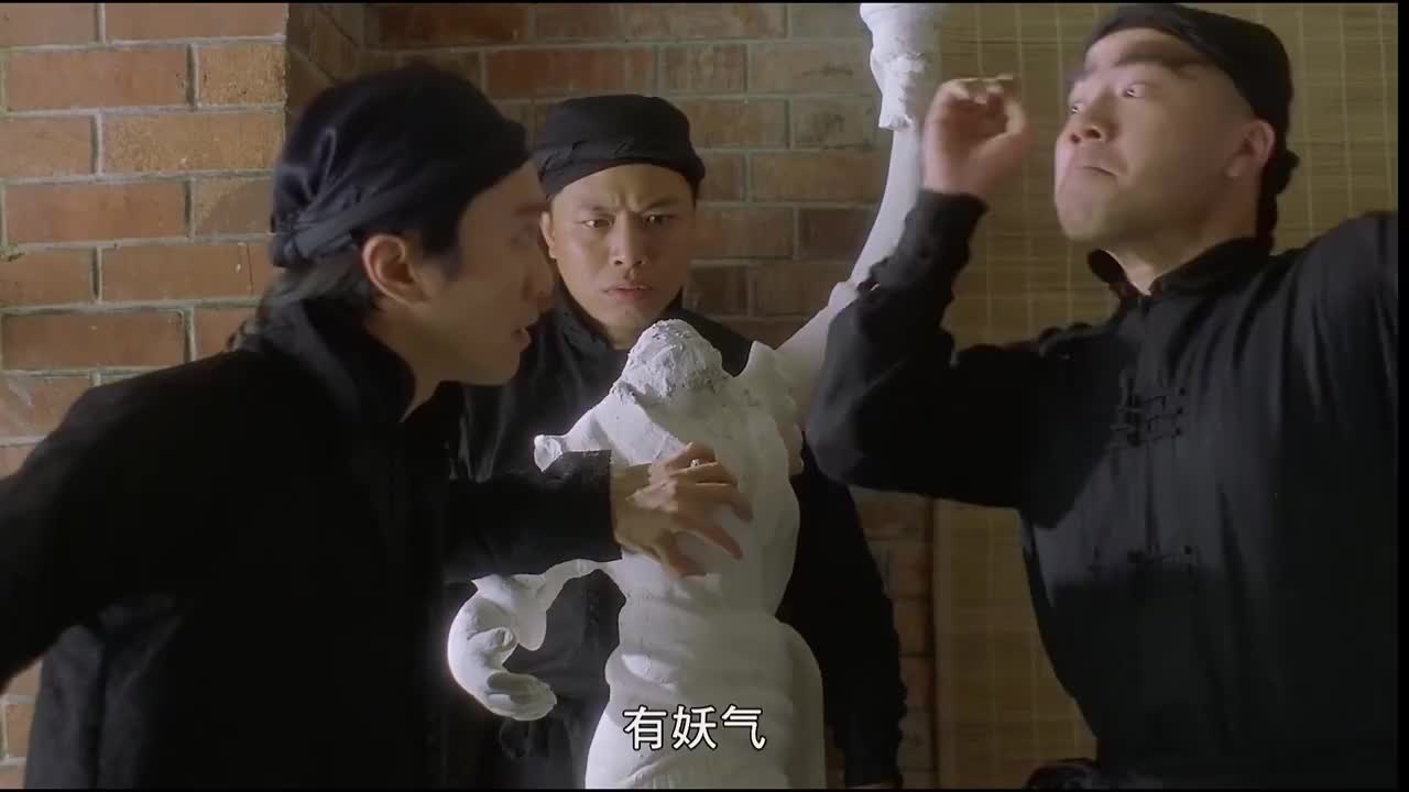 龙二哥把这个当成线索,还拿起来尝尝,星爷:你饿坏了吧|周星驰_新浪