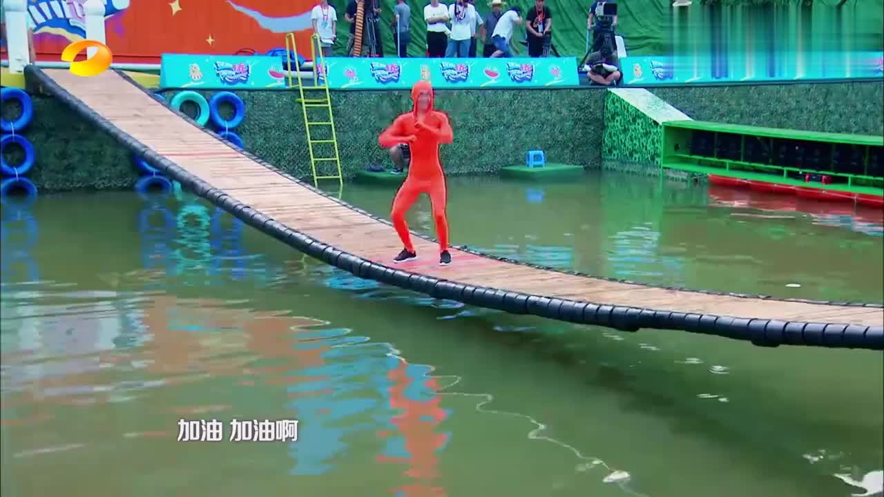 摇啊笑啊桥:彪形大汉欺负绵羊小姐姐,小橘看不下去,直接加入!