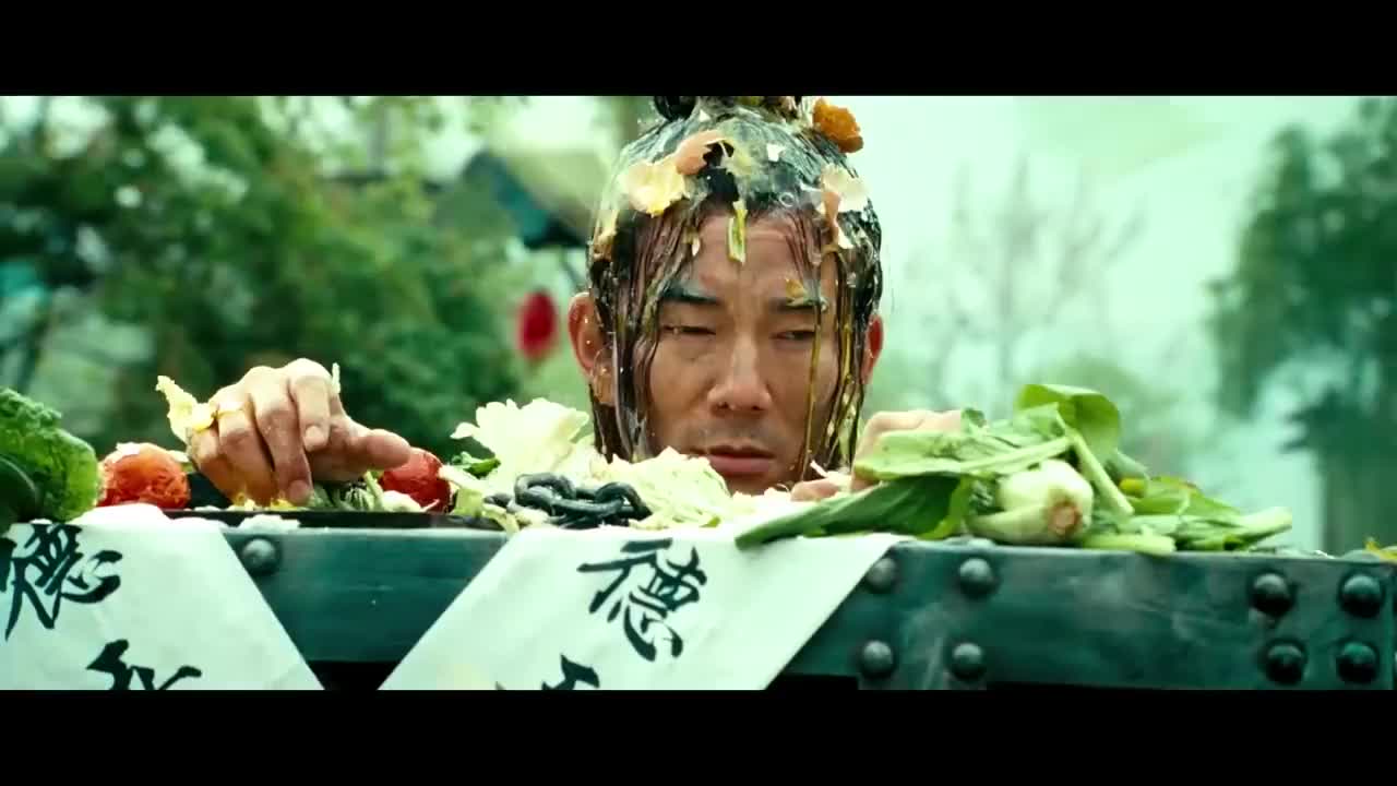 皇帝失忆被陷害,站在囚车里被疯狂砸鸡蛋,大臣就真一个不认识?