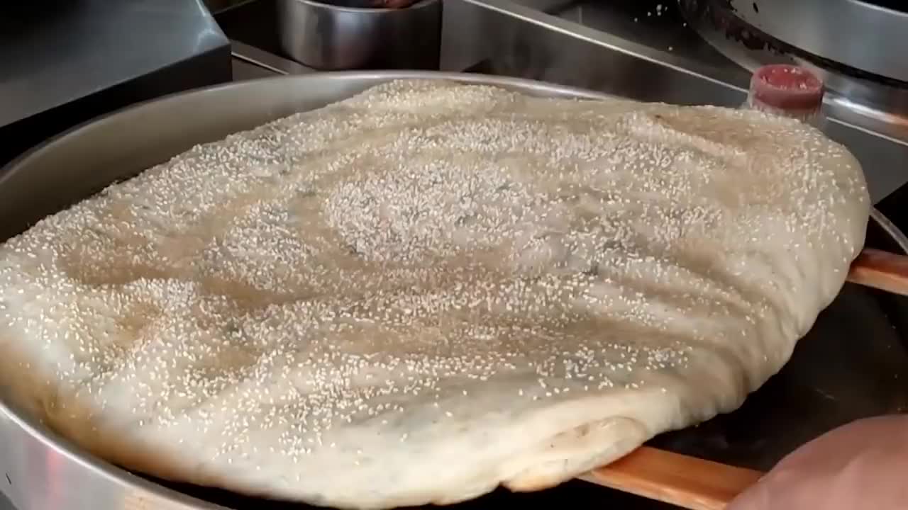 河南大妈卖大饼,足足8层葱,1张35块,祖奶奶笑:传承有功啊!