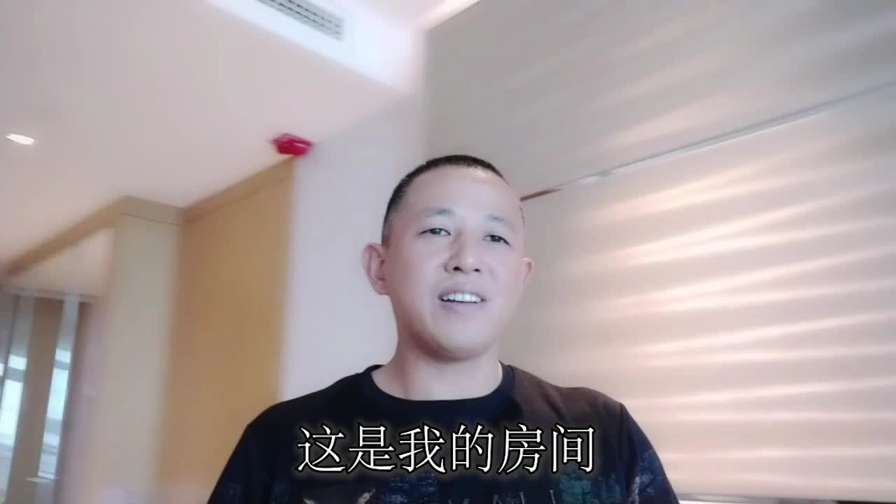 竹海刘老九给大家参观房间,窗外景色怡人,更有海鲜盛宴任你吃