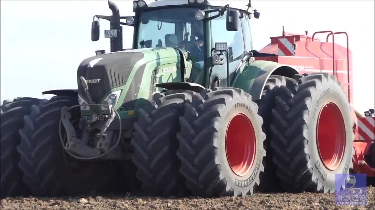 德国芬特重型拖拉机作业,双胎并装相当霸气