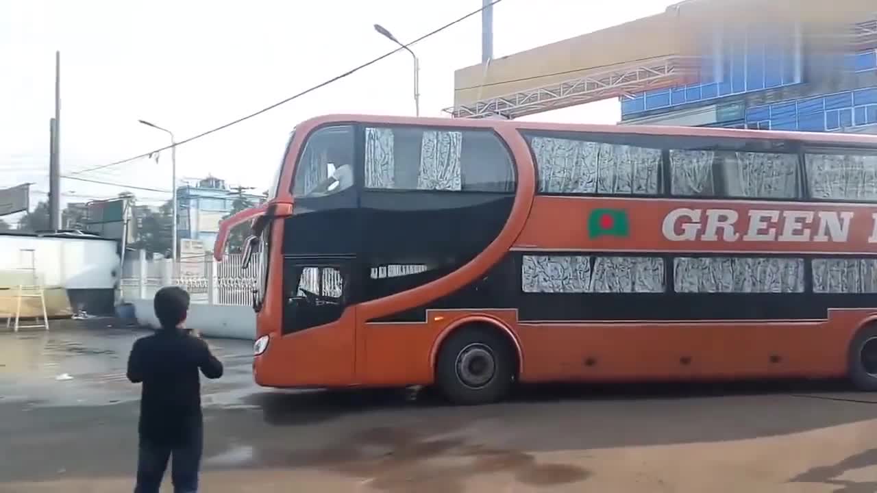 第一次见双层卧铺大客车,可以躺着,比座椅舒服多了