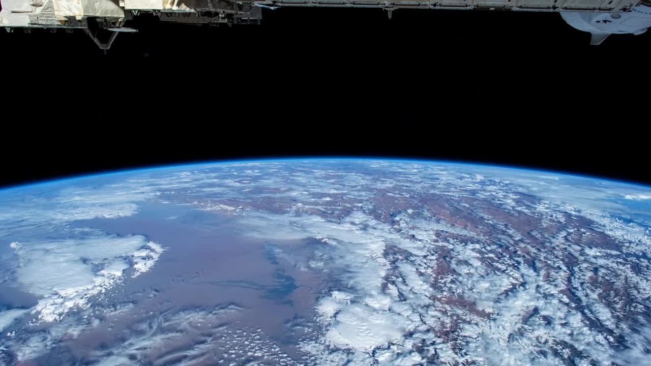 这是国际空间站上看到的地球,那下面是喜马拉雅山