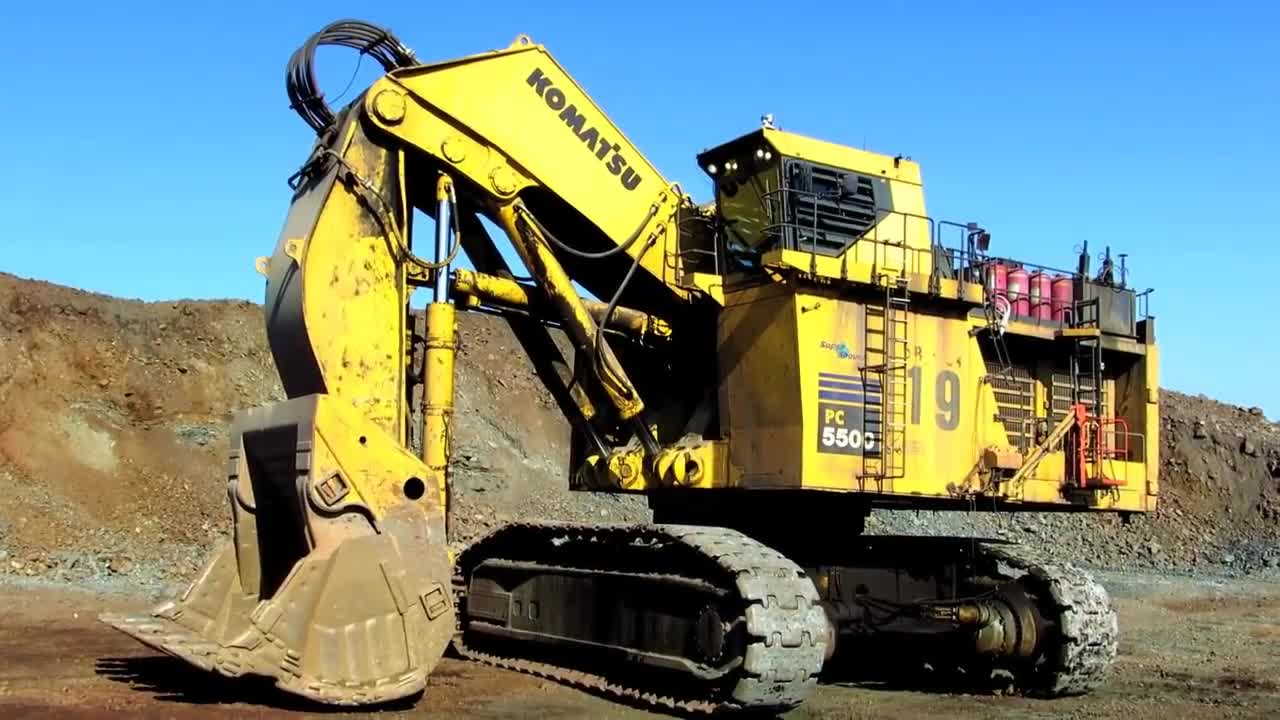 小松pc5500挖矿挖掘机装载翻斗车