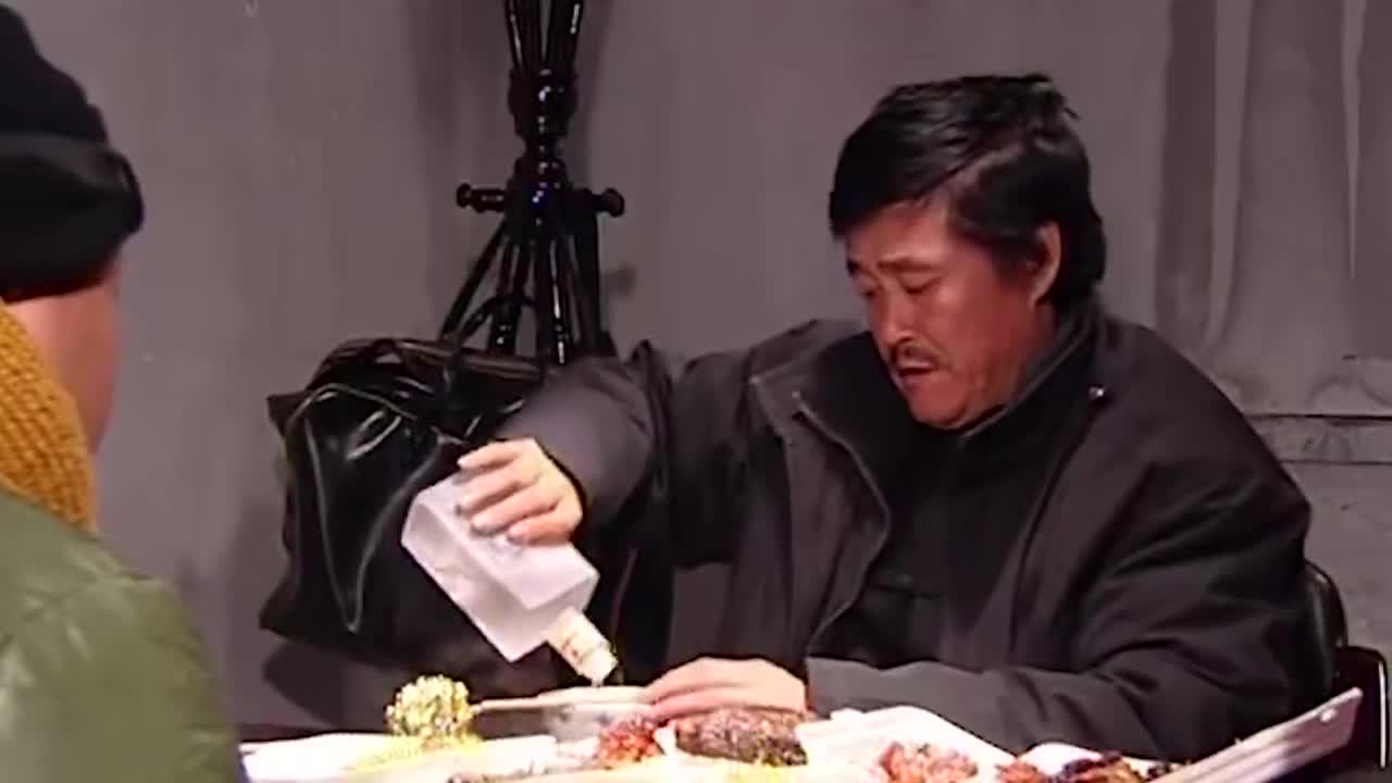 马大帅还是太好面子没提自己的处境还和范德彪吃饭呢