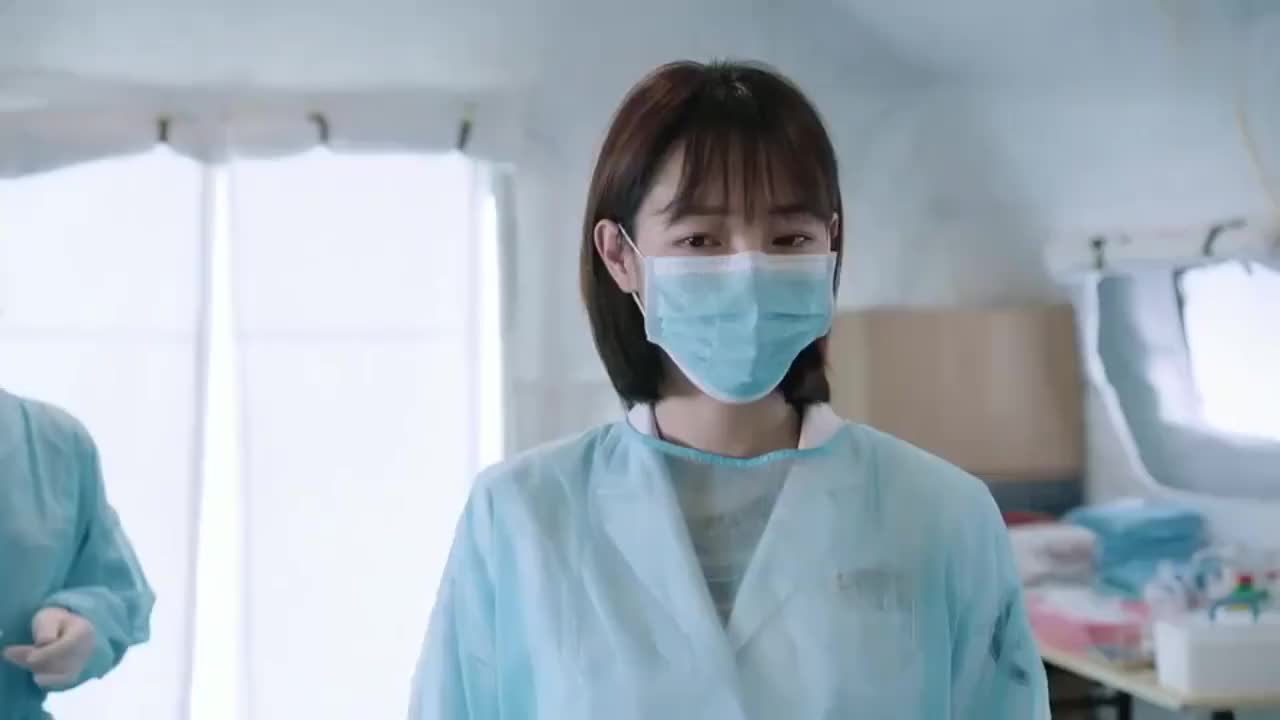 陆晨曦紧要关头要求立刻给伤者做手术还说自己愿意负责任