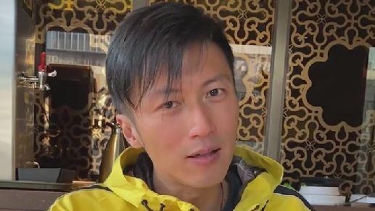 谢霆锋现身无锡吃火锅衣品被指像外卖小哥头发稀少发际线后移