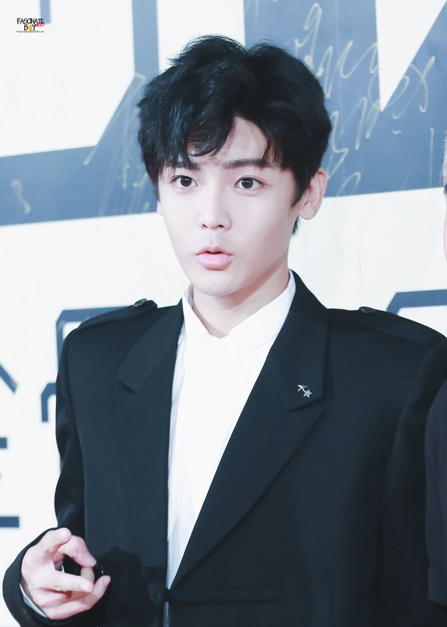 一个活泼,开朗,爱笑的男孩侯明昊,你了解他吗?