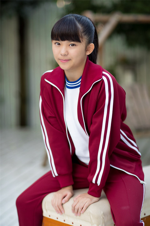 清纯高中女生户外运动装写真图片