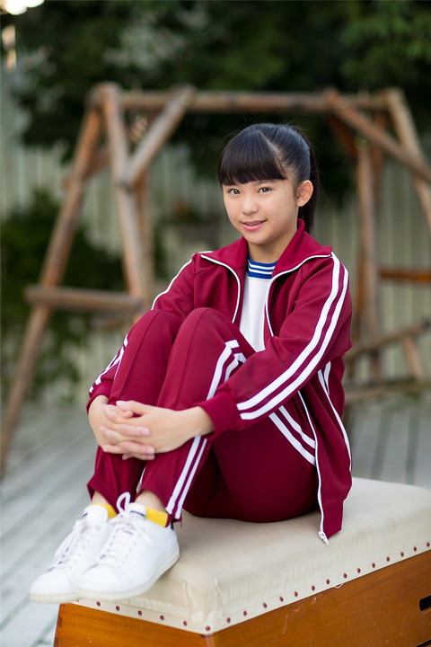 清纯高中女生户外运动装写真图片