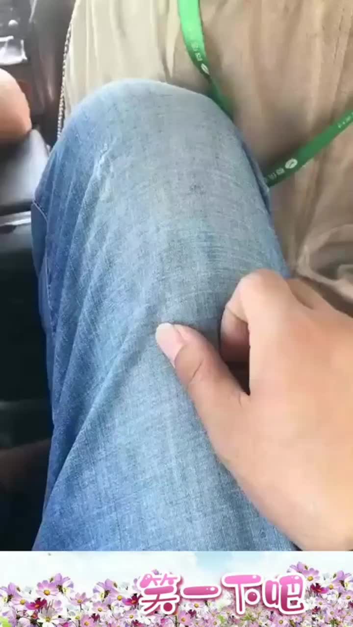 花四百元新买的牛仔裤用力一拉瞬间感觉自己被骗了