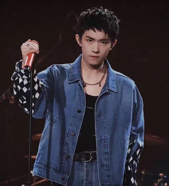 男星的狗啃刘海造型,华晨宇奶萌,千玺酷帅,刘昊然:自己剪的?