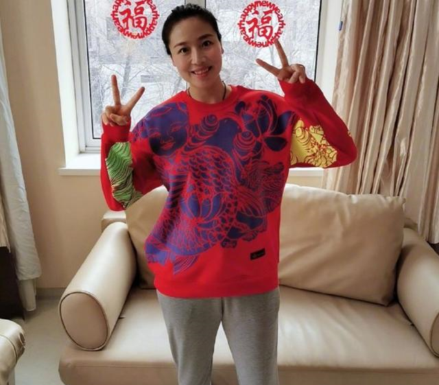 身体柔韧性很好,如今已为人母:2017年9月26日,魏秋月与袁灵犀领证结婚