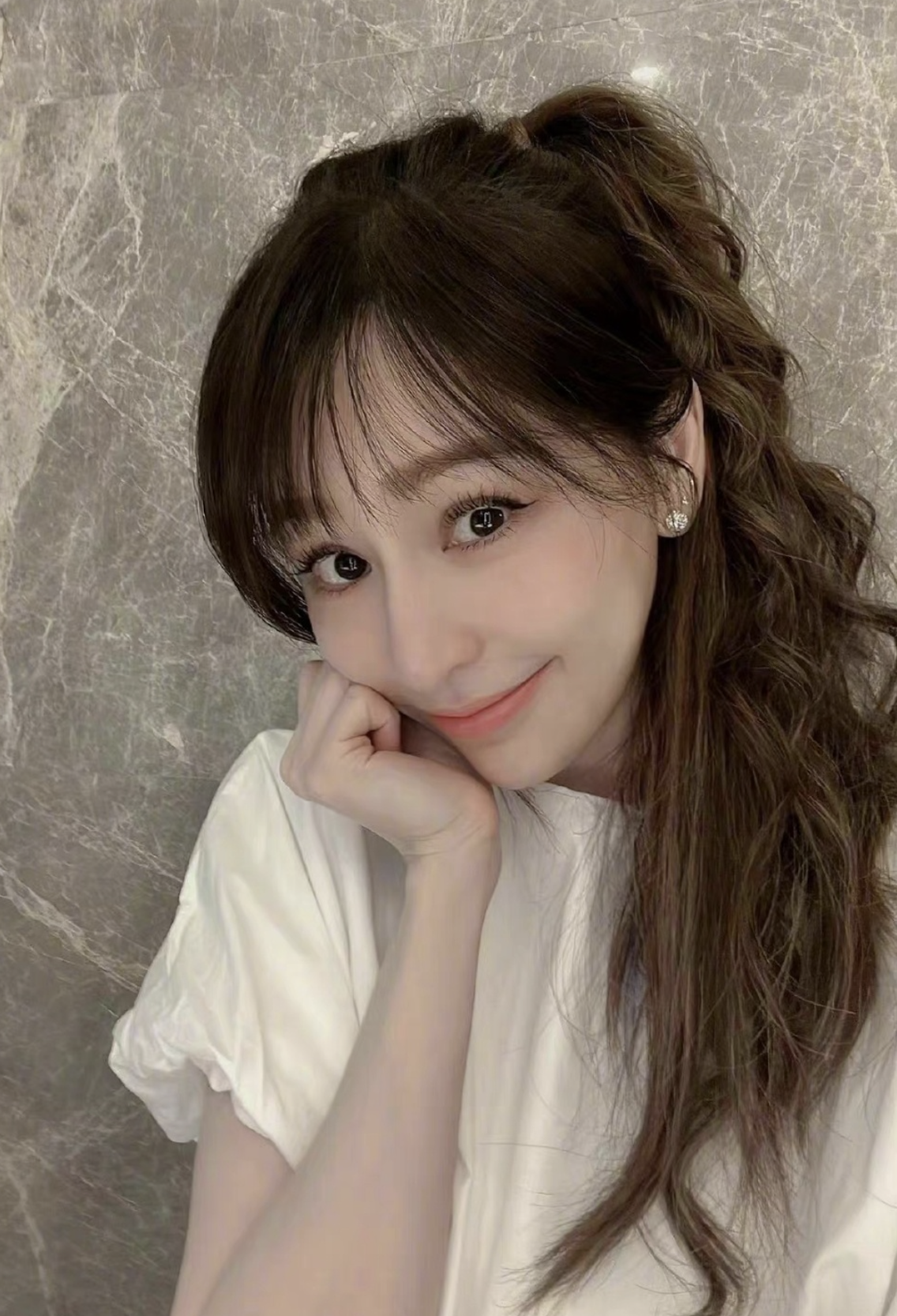 红气养人，被王心凌三公舞台的少女感造型给惊艳住了！休闲区蓝鸢梦想 - Www.slyday.coM