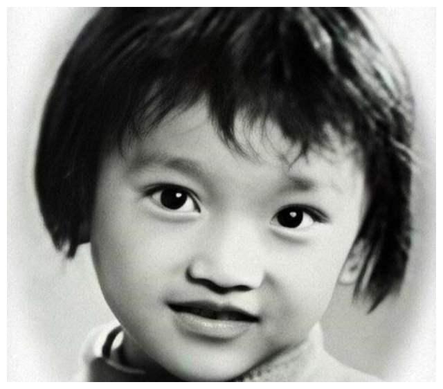 周迅小的时候并不像现在这样长得那么漂亮,她小时候长得很瘦小,说话还