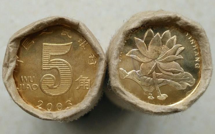 之前几套硬币的颜色都是黄色,而新版5角硬币的颜色是银白色,再就是