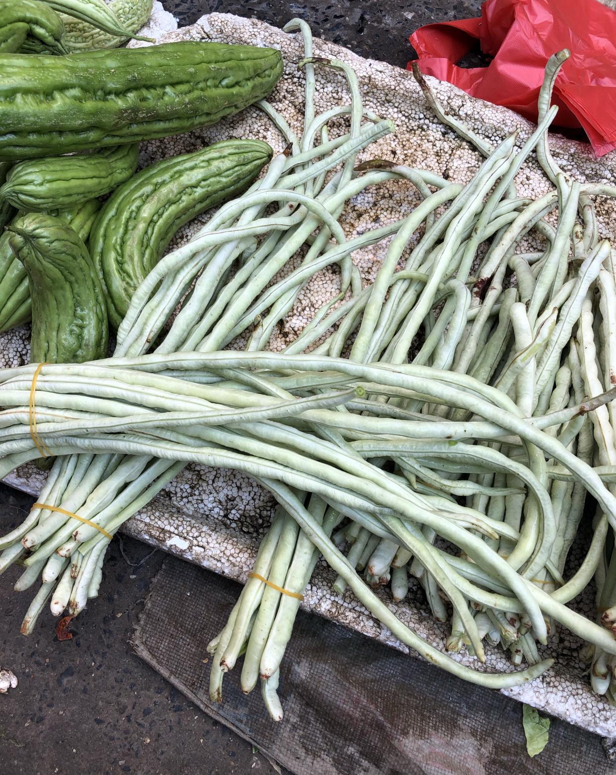 湖南永州市场上有两种豇豆你会选择购买白色还是青色的