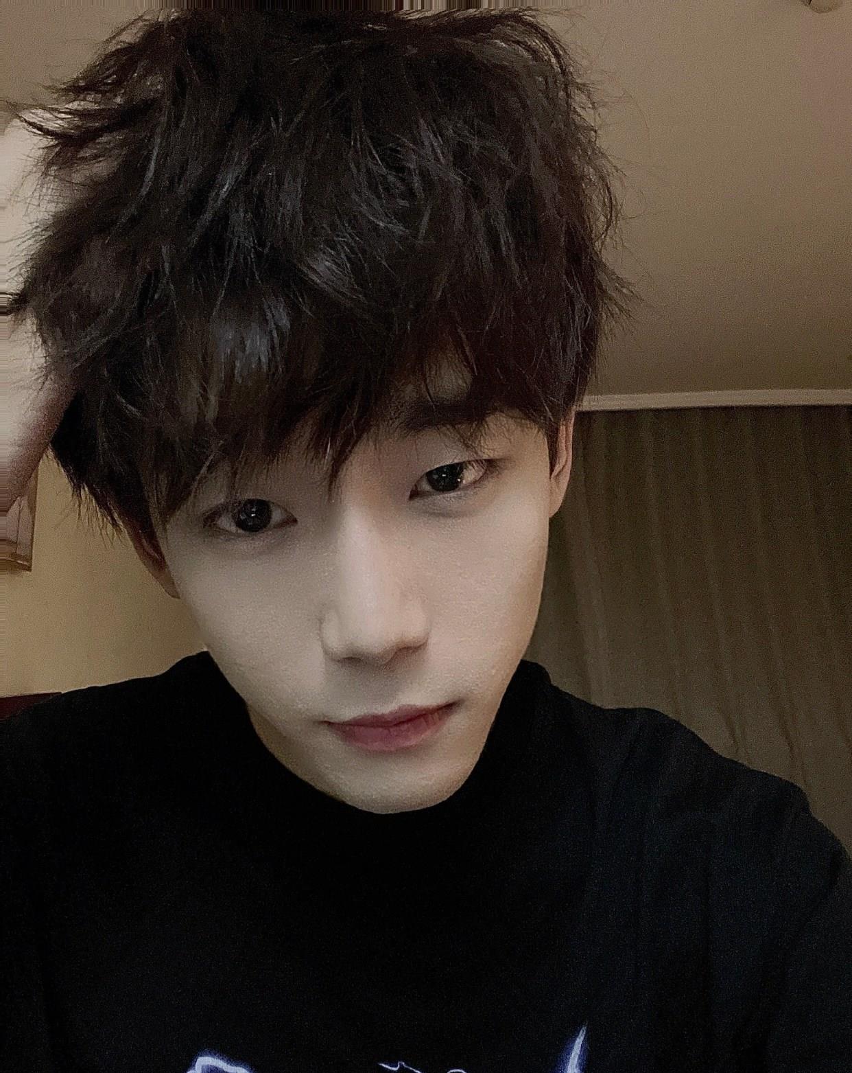 谢兴阳晒秋天的第一组自拍 四宫格怼脸照慵懒不失帅气