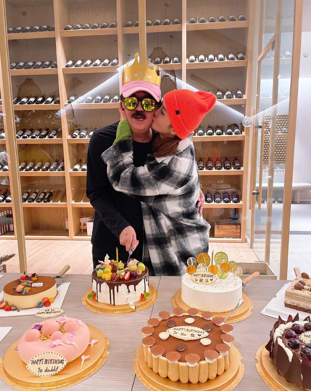 霍汶希晒阿sa为爸爸庆生照,sa爸头戴粉色帽子显年轻