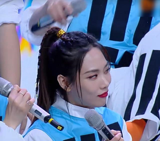 金晨王霏霏《快本》比美,同露侧脸,这是爱豆和演员的颜值差距?