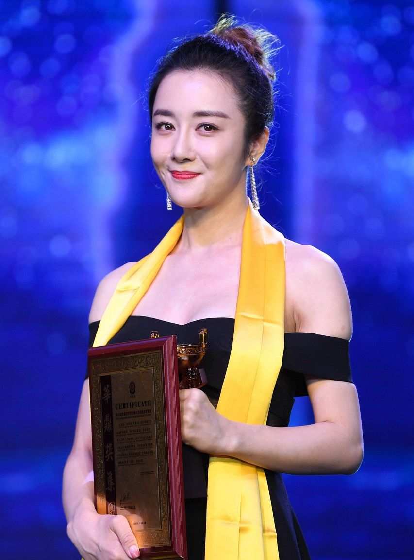 李依晓,1983年生于辽宁,毕业于中国戏曲学院,曾获第24届华鼎奖