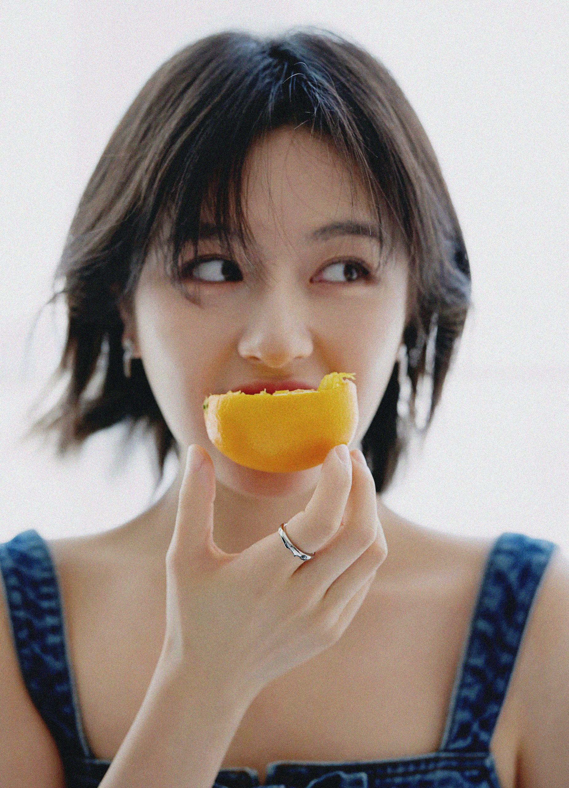 李兰迪穿露腰裙手捧香橙 笑眼弯弯灵动俏皮_高清图集_新浪网