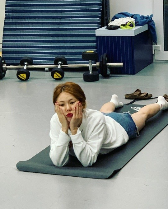 韩国女艺人泫雅发近照 健身房中躺瑜伽垫上