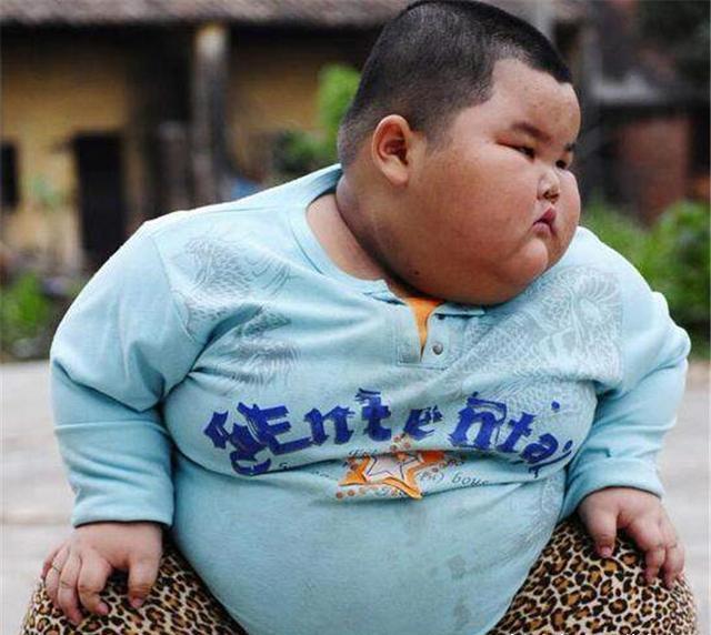 3岁女娃照镜子,肉嘟嘟的很可爱,网友:又想骗我生女儿