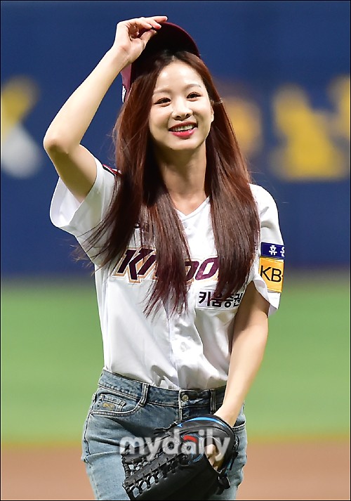 韩国女歌手许率智担任职业棒球比赛开球嘉宾|许率智|开球|女歌手_新浪