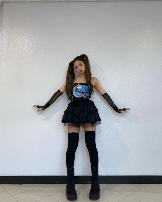 jennie社交网站发照展 扎双马尾嘟嘴撒娇