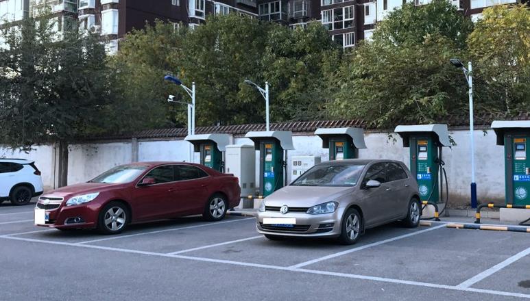 男子发明“极品”停车位，只能停新能源汽车，燃油车进不来休闲区蓝鸢梦想 - Www.slyday.coM