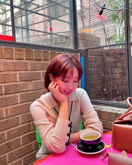 韩星林秀香sns发照穿米色连衣裙气质温婉