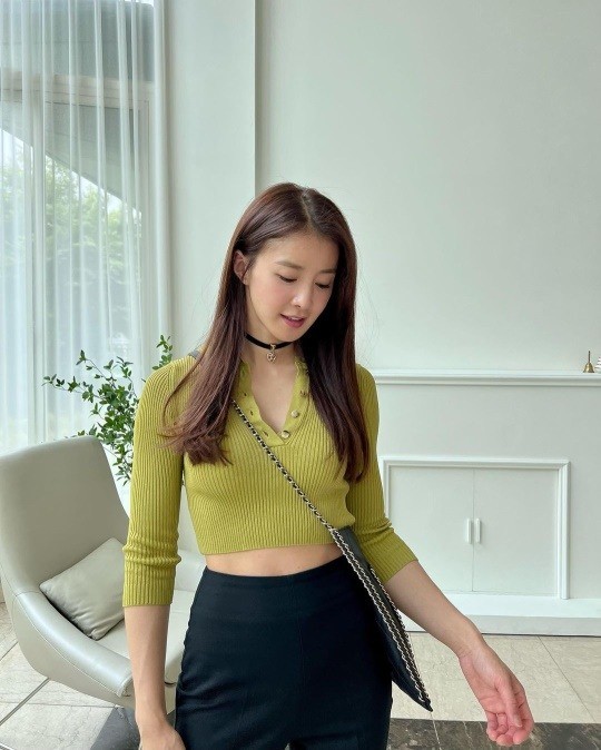 韩国女艺人李诗英sns发照秀健美身材