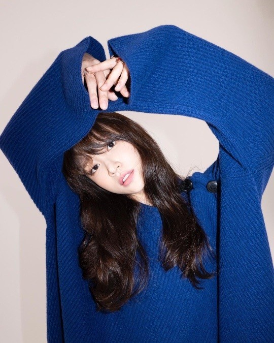 韩国女歌手hani晒照 长发靓丽光泽动人