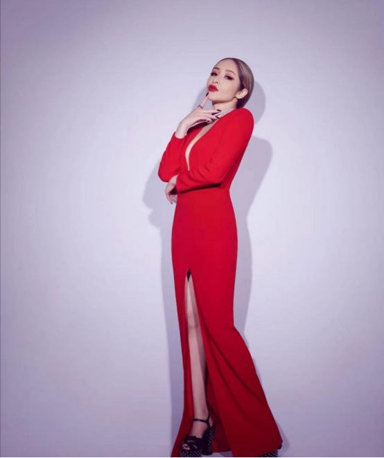 萧亚轩红色深v礼服现身,巫婆鼻吓人,直播大力揉搓回应整容质疑__财经