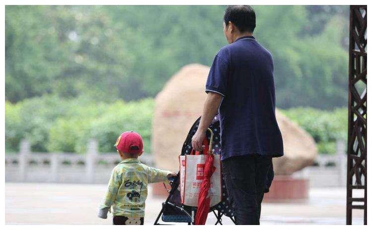 5岁儿子打碎一兜鸡蛋，店员让10倍赔，宝妈教科书式处理让人称赞休闲区蓝鸢梦想 - Www.slyday.coM