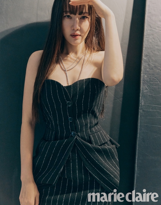 韩国女艺人严智苑最新《嘉人》杂志写真曝光