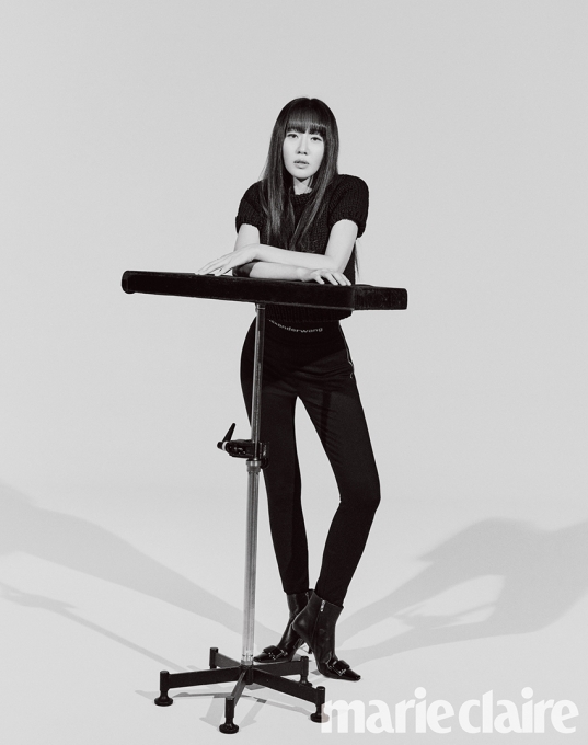 韩国女艺人严智苑最新《嘉人》杂志写真曝光