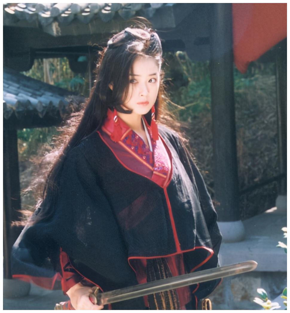 蒋欣还是《欢天喜地七仙女》中的"绿儿",是《天龙八部》中的"木婉清"