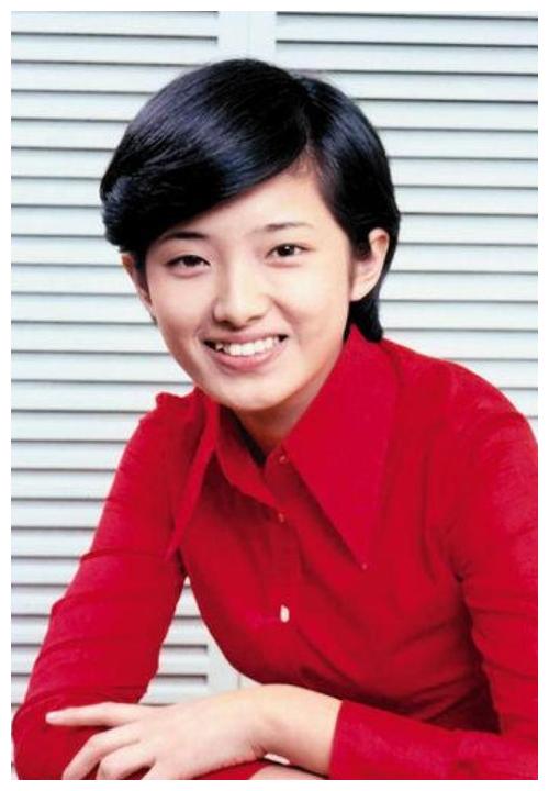 山口百惠61岁近照与儿媳妇同框出街升级做奶奶后更显慈祥