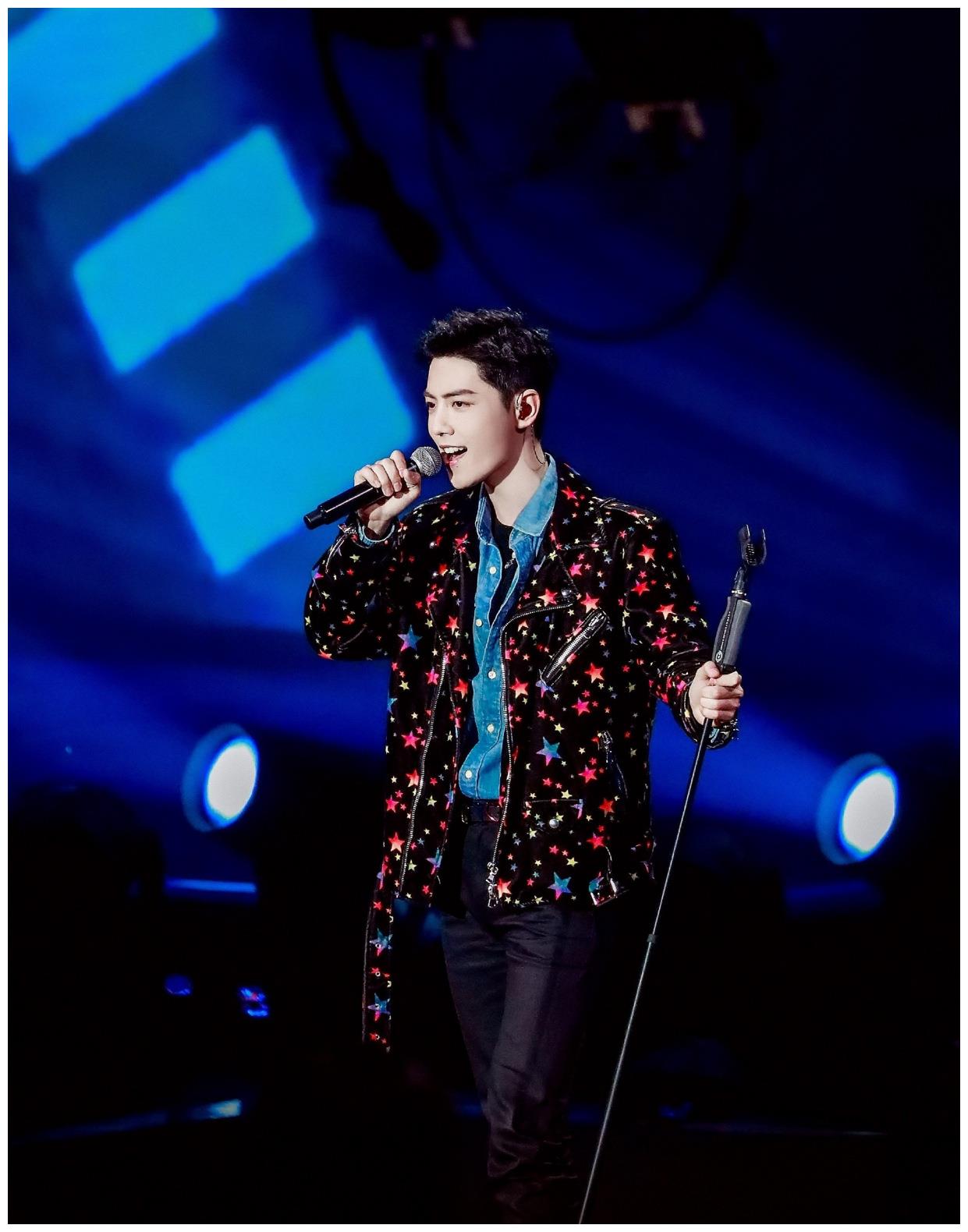 肖战空降演员请就位身穿星星上衣短发清爽帅气星光闪耀