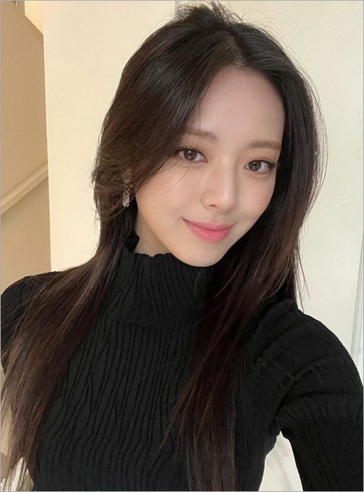 韩国女团itzy成员yuna社交网站发照秀美貌