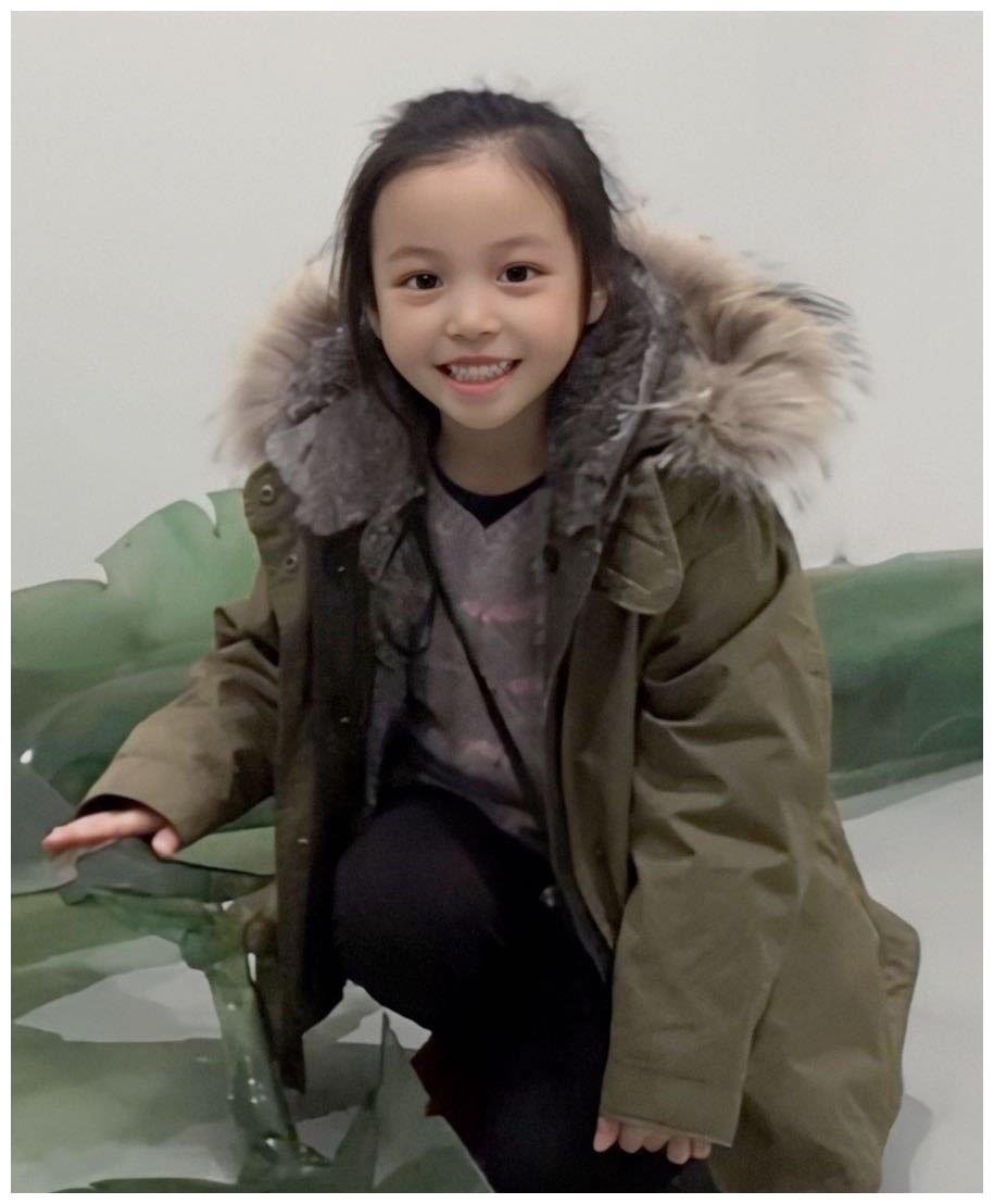 小四月遗传了妈妈的高颜值,大眼睛一看就是赵薇女儿的标志!